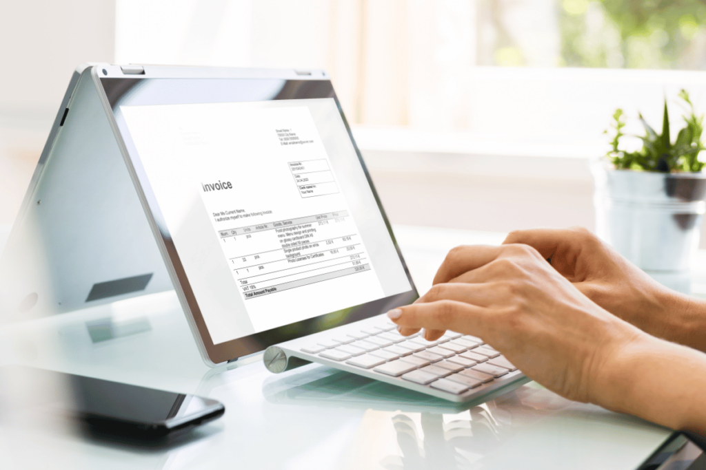 Rédaction de facture sur ordinateur