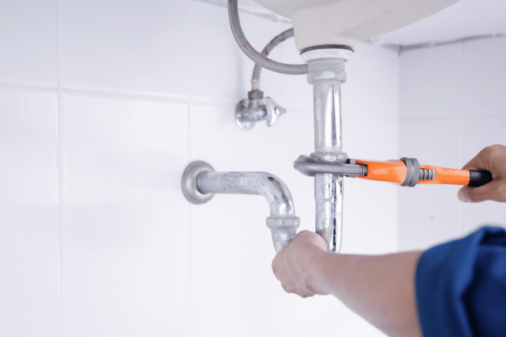 intervention d'un plombier sur un lavabo