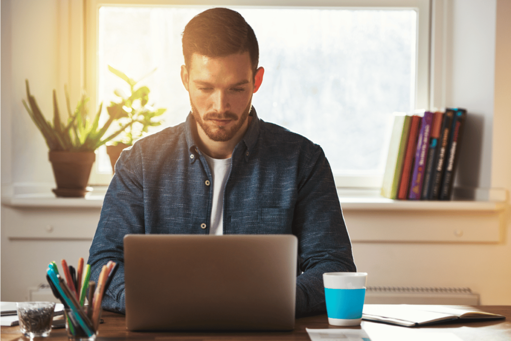 Entrepreneur devant un ordinateur