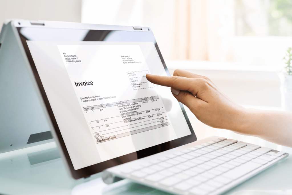 Facture en anglais sur ordinateur