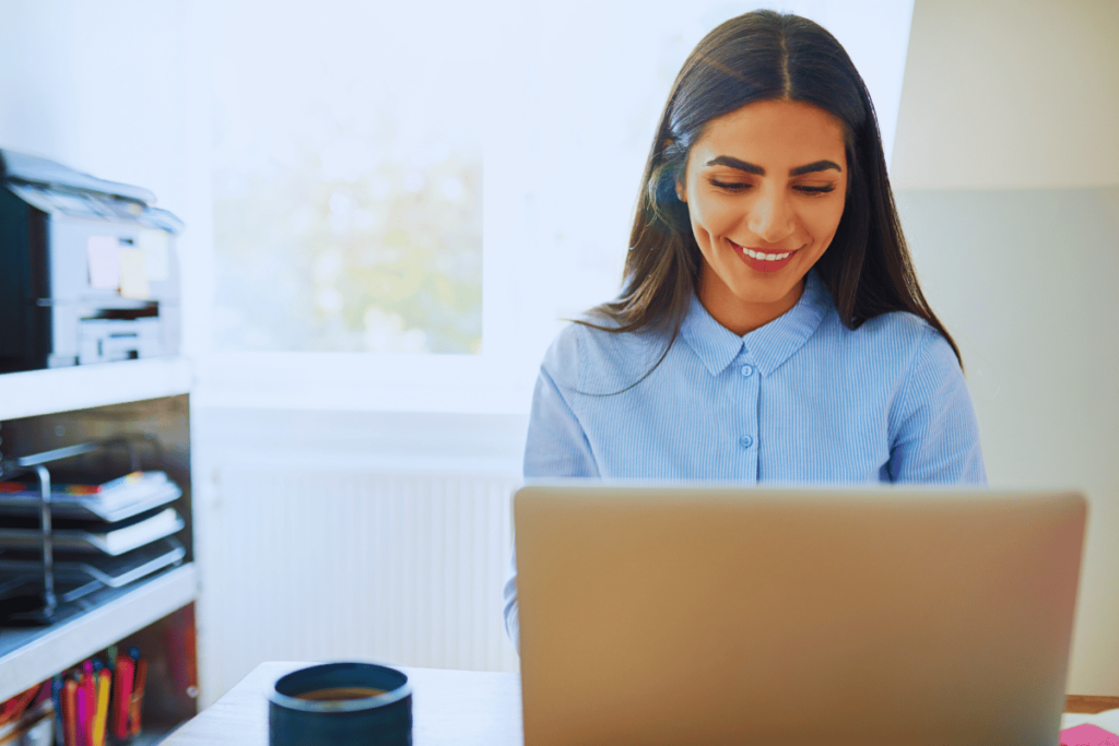 Entrepreneure avec ordinateur portable