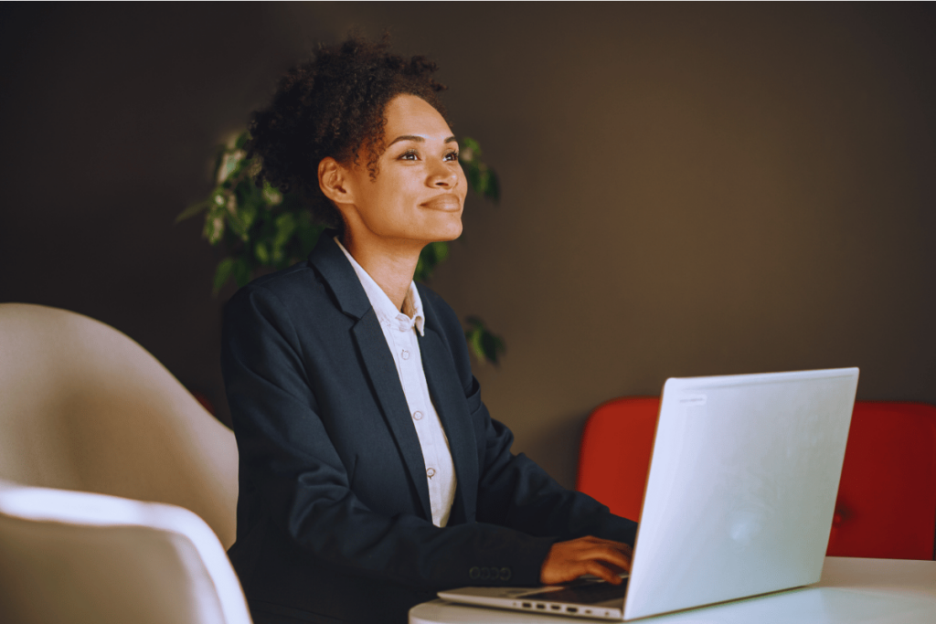 Femme devant un ordinateur portable
