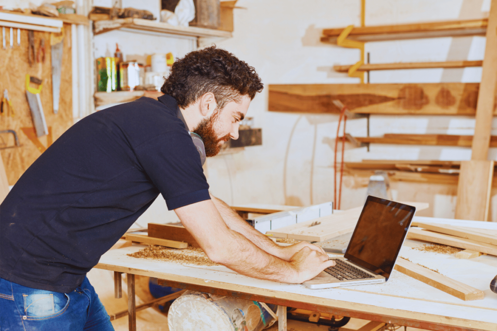 Artisan menuisier devant un ordinateur