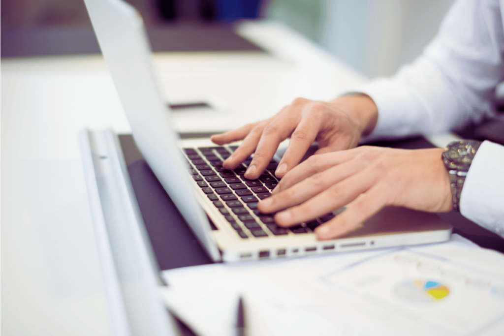 Travail sur ordinateur portable