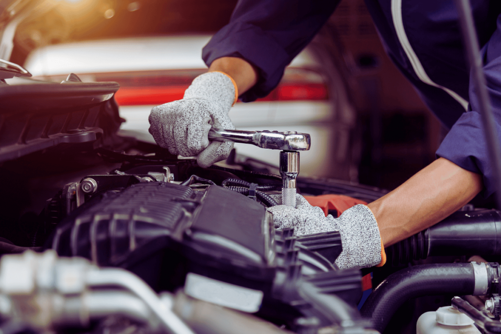 Mécanicien qui répare une voiture