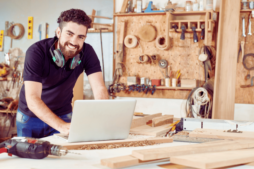 Menuisier avec un ordinateur portable