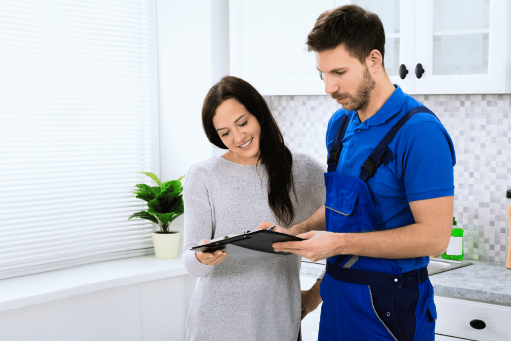 Artisan avec une facture chez une cliente